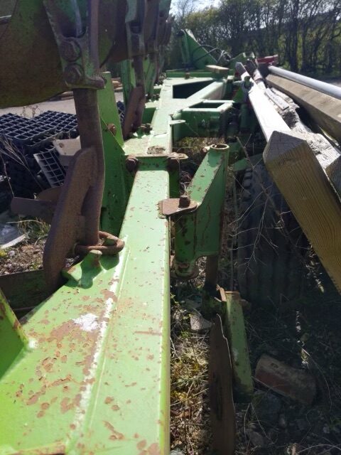 TC00237B – 1990 Dowdeswell DP100S Plough