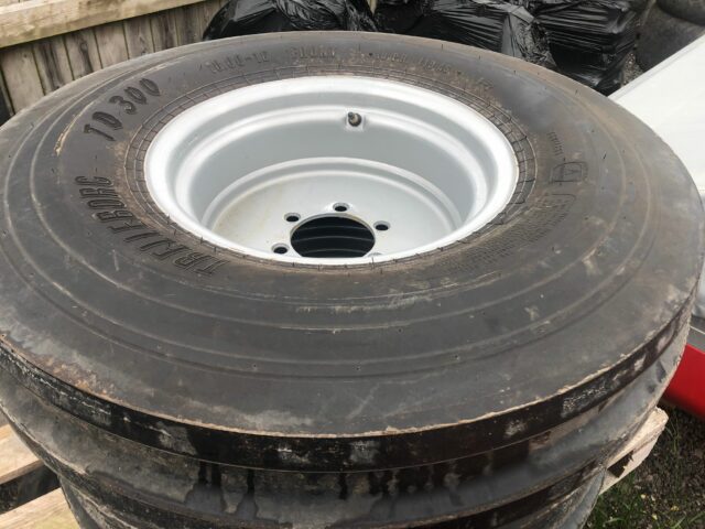 MA00676A – Used MF Front Wheels & Tyres