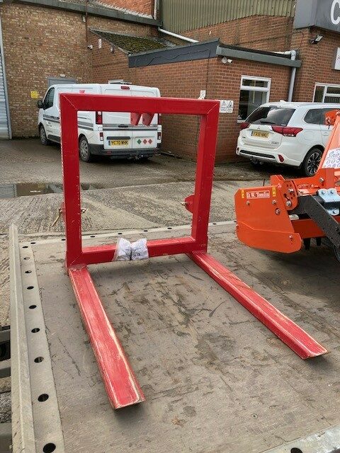 T5010736 TOMLIN 1000KG CAT1 STANDARD PALLET TINES ON 3 POINT LINKAGE. FRAME.