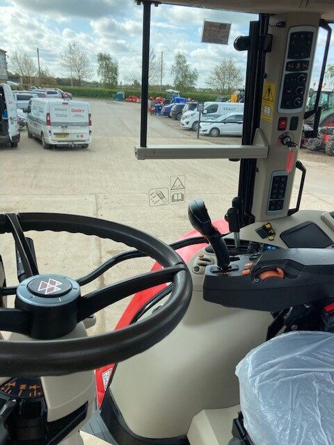 T7015998 2019 Massey Ferguson 7718S Efficient Dyna 6 4WD Tractor