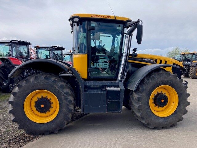 T4011003 – 2021 JCB 4220 Tractor