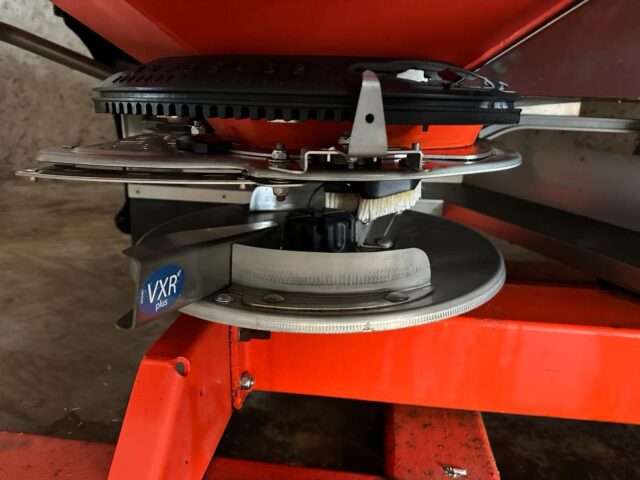 TJ000402 2019 KUHN AXIS 40.2M EMCW BROADCASTER