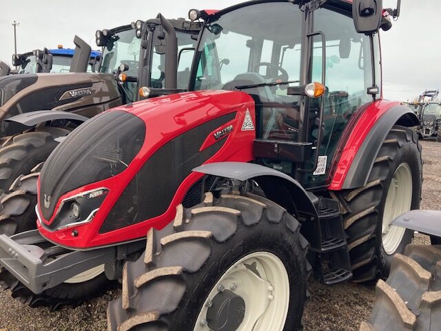 VA000090 VALTRA A115 MH4 4WD TRACTOR