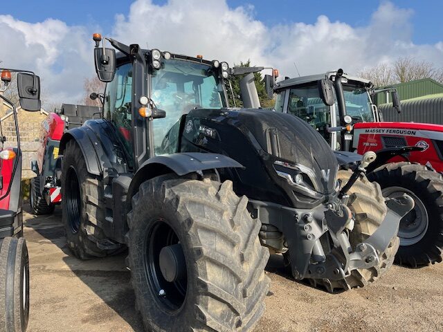 VA000120 VALTRA T235D 4WD TRACTOR