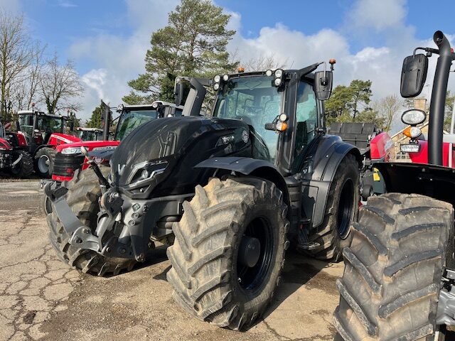VA000120 VALTRA T235D 4WD TRACTOR