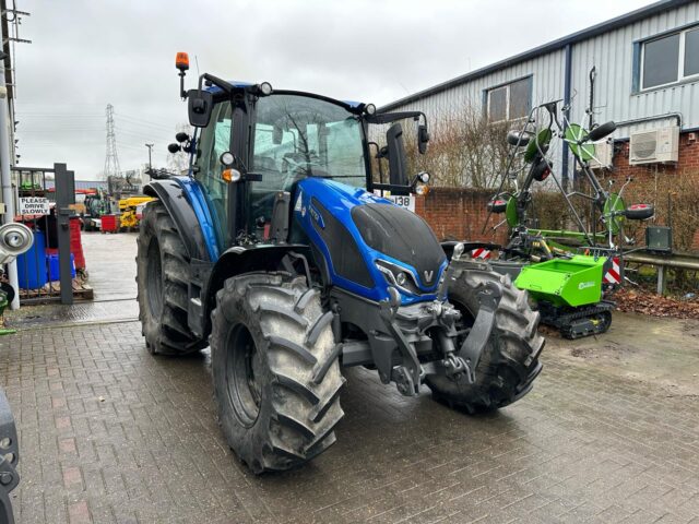 VA000165 2022 VALTRA G125EA 4WD TRACTOR & G5S LOADER