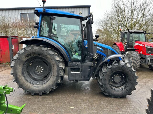 VA000165 2022 VALTRA G125EA 4WD TRACTOR & G5S LOADER