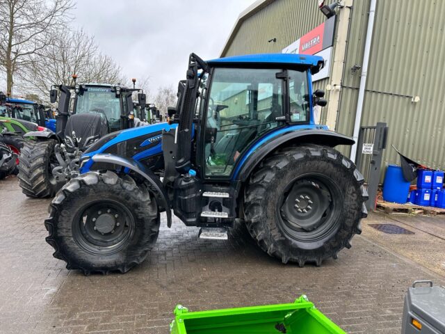 VA000165 2022 VALTRA G125EA 4WD TRACTOR & G5S LOADER