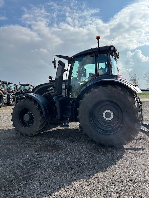 VA000238 2023 VALTRA T235D 4WD TRACTOR