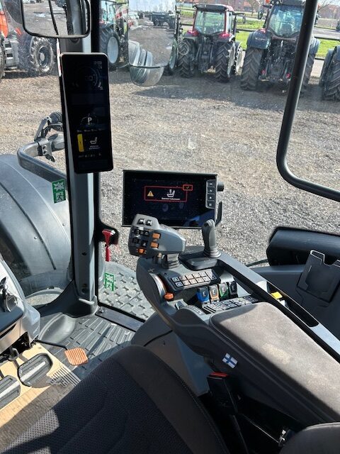 VA000238 2023 VALTRA T235D 4WD TRACTOR