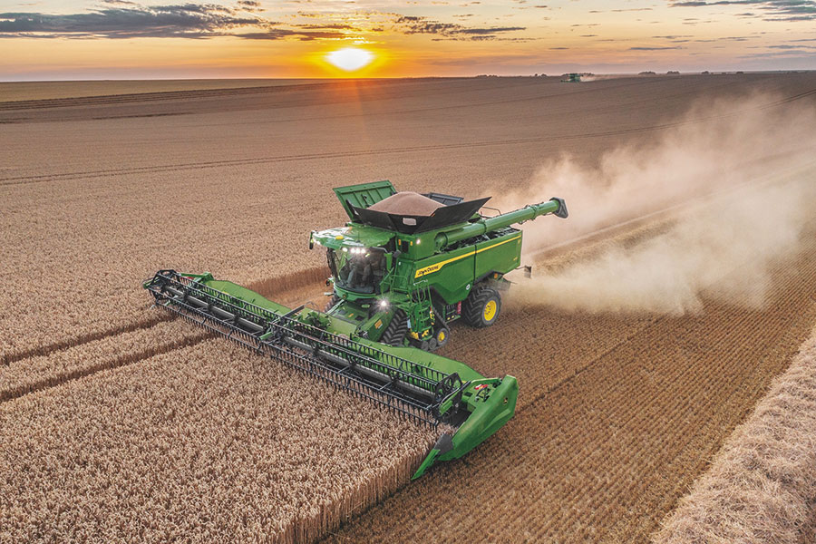 John Deere S7 Combine