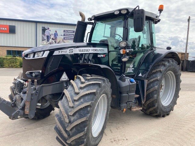 GM035739 – 2020 Massey Ferguson 7718 Efficient Dyna6 Tractor