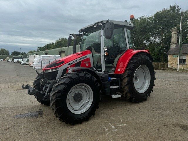 MA005044 DEMO MFS.145ESD4 4WD TRACTOR