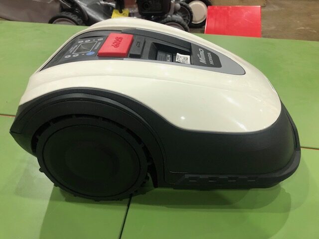 DM000214 HONDA HRM40 E ROBOTIC MOWER