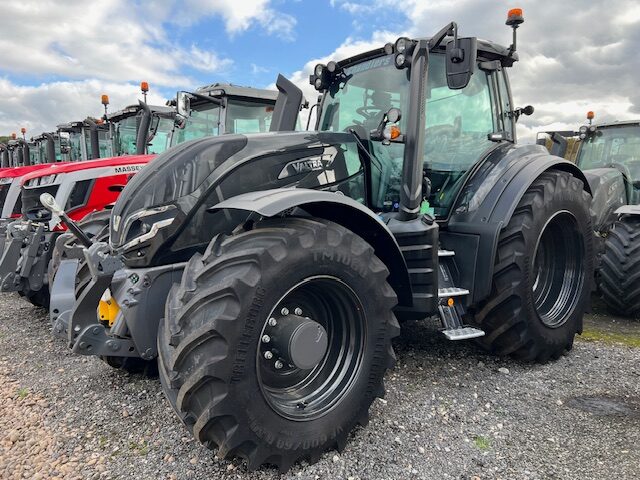 T2035156 2024 VALTRA T215A 4WD TRACTOR