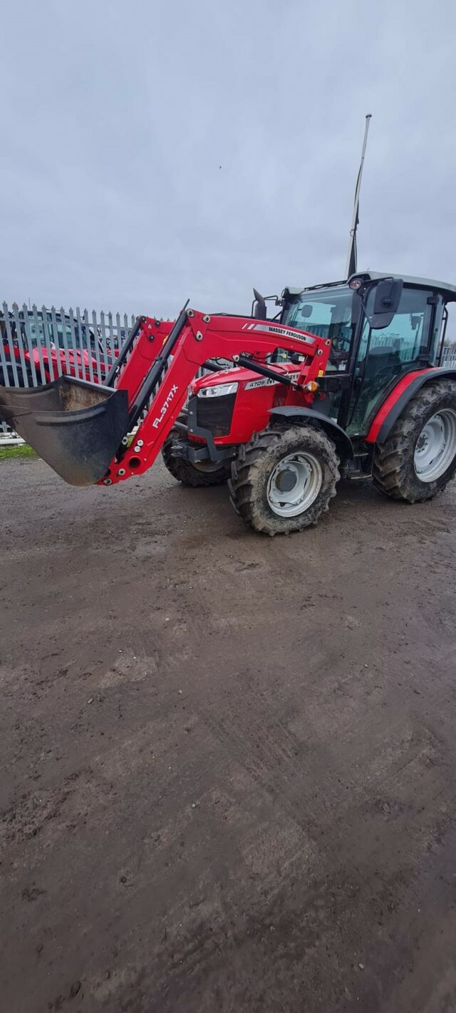 6M000577 MF4709M CAB TRACTOR & LOADER