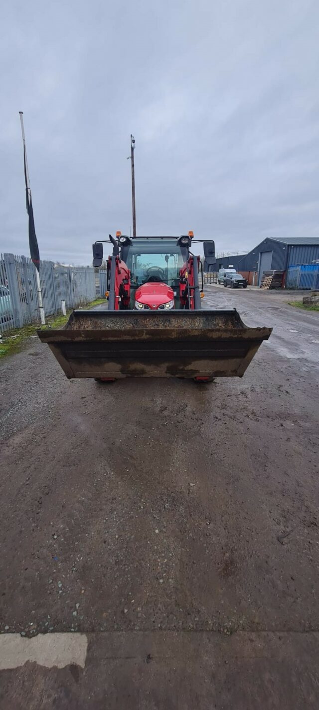 6M000577 MF4709M CAB TRACTOR & LOADER