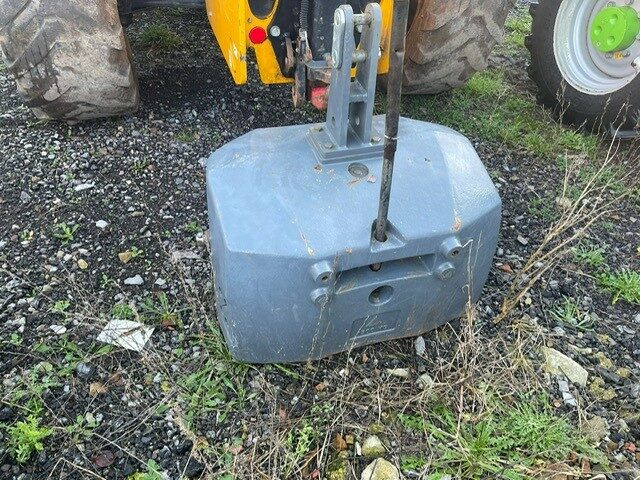 EM000013 MF Front Weight Block, 1500kg.