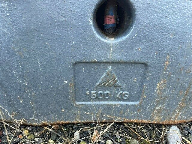 EM000013 MF Front Weight Block, 1500kg.