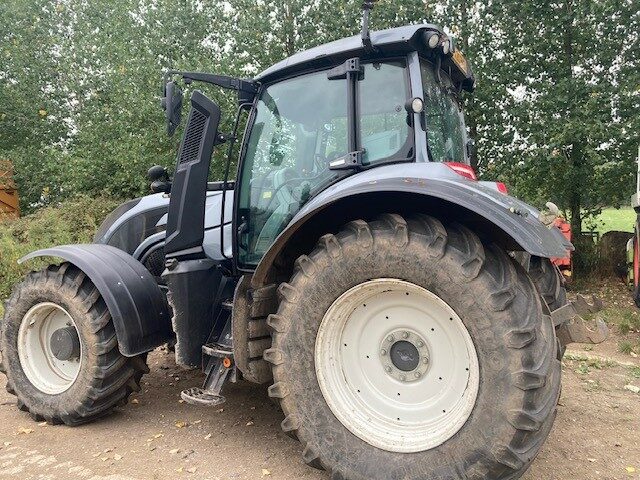 TB003379 2019 VALTRA T174EA 4WD TRACTOR