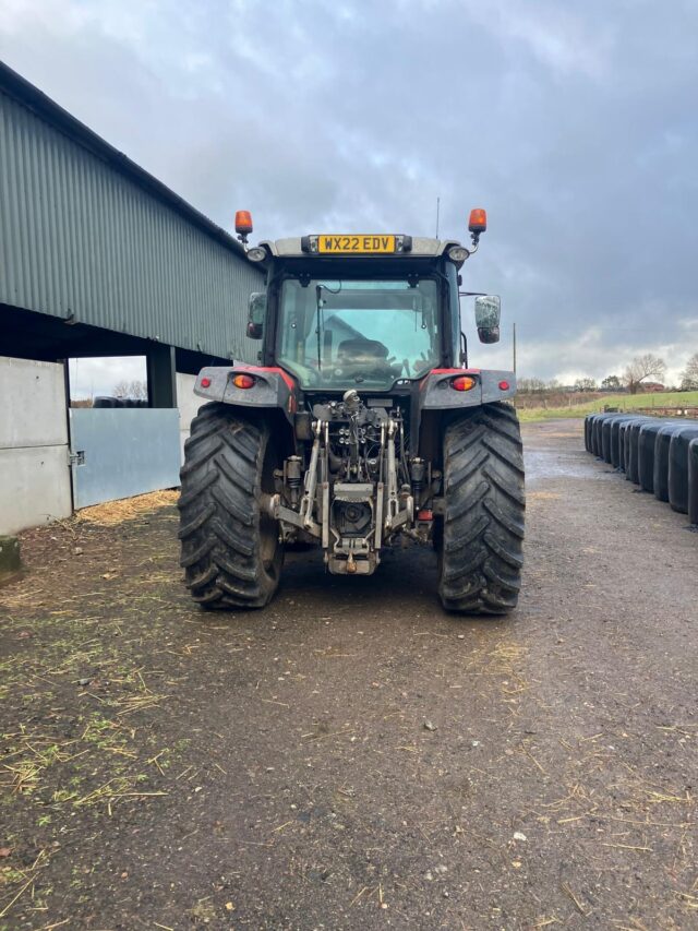 BM000567 MF5711M TRACTOR  FL.3819 LOADER