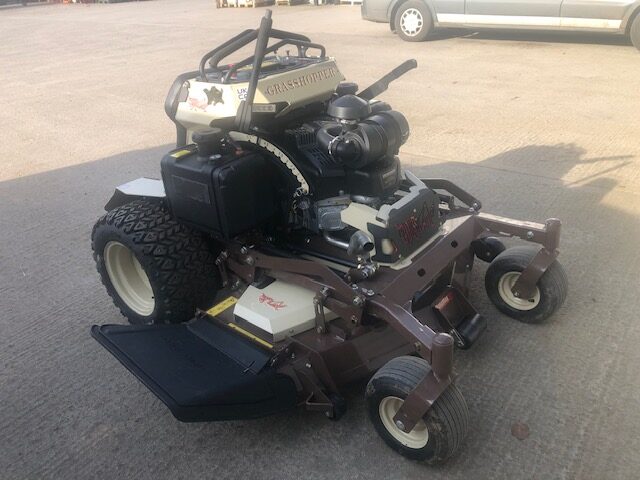 AM000618 GRASSHOPPER SO26 STAND ON MOWER