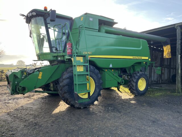 John Deere C670i Combine