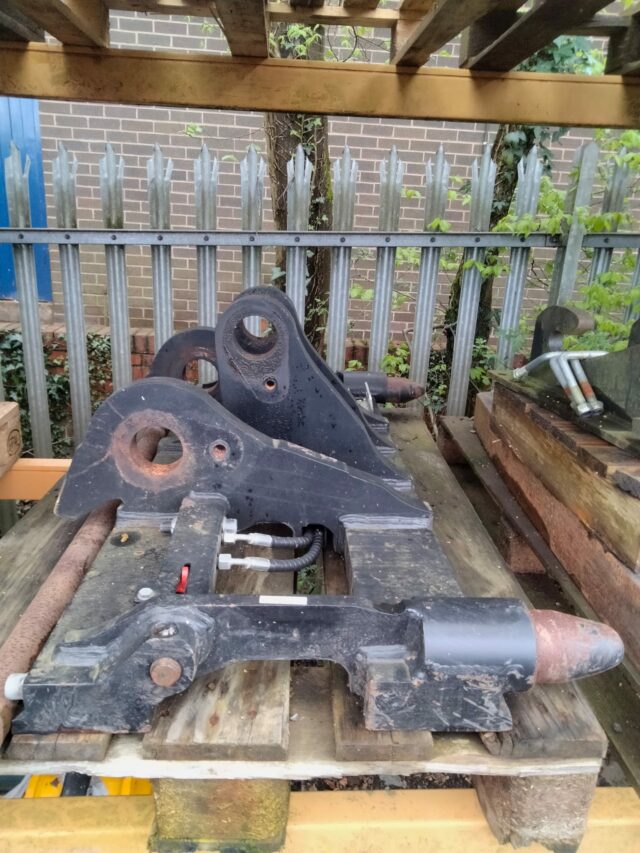 HM067656 JCB PIN & CONE HEADSTOCK