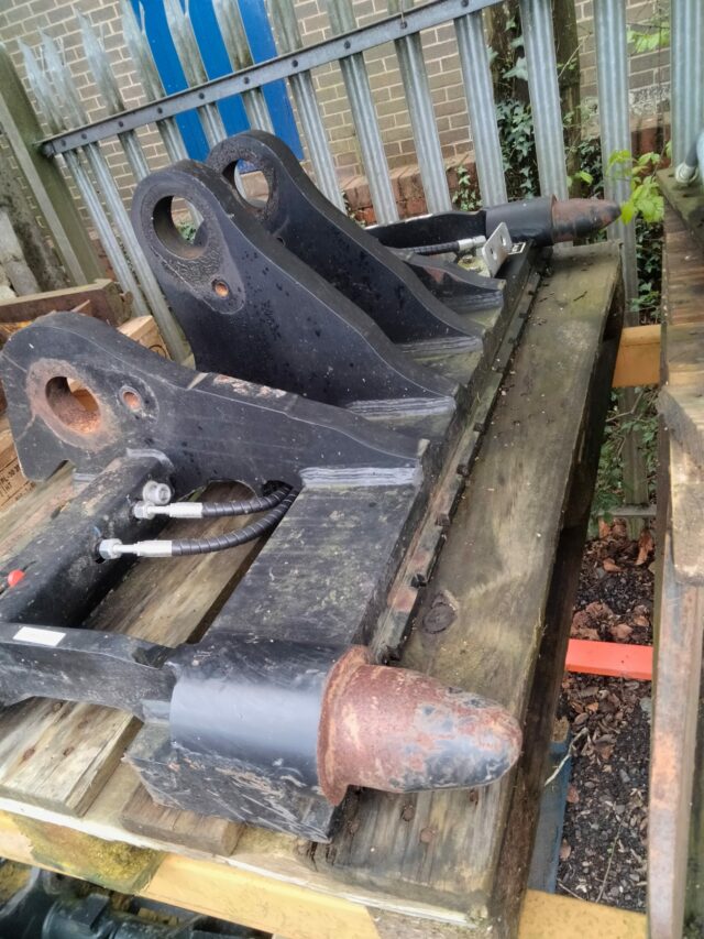 HM067656 JCB PIN & CONE HEADSTOCK