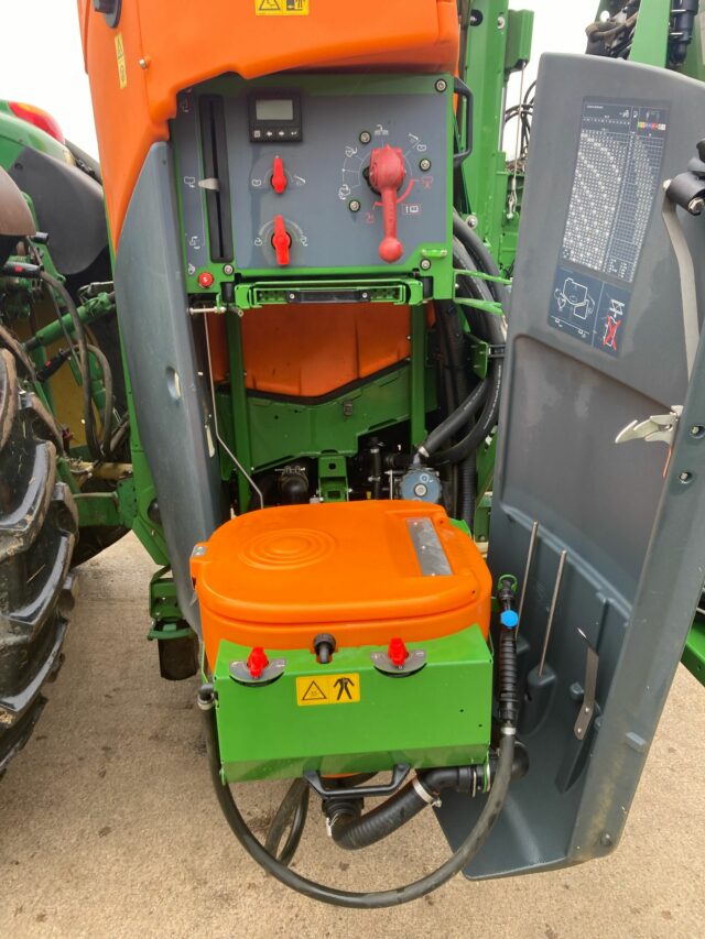 Amazone UF2002 sprayer with FT1502