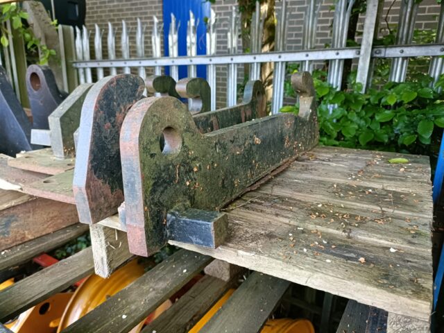 HM067739 JCB WELD ON BRACKETS