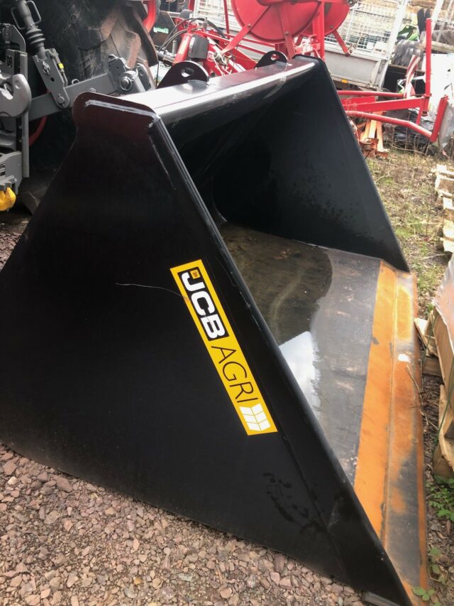 HM067882 JCB GRAIN SHOVEL