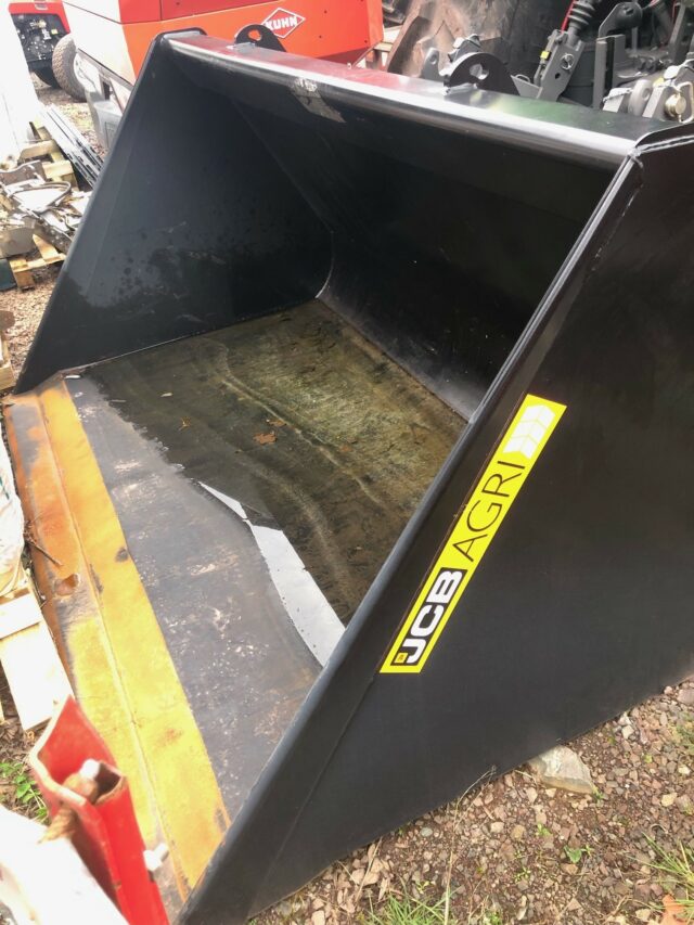 HM067882 JCB GRAIN SHOVEL
