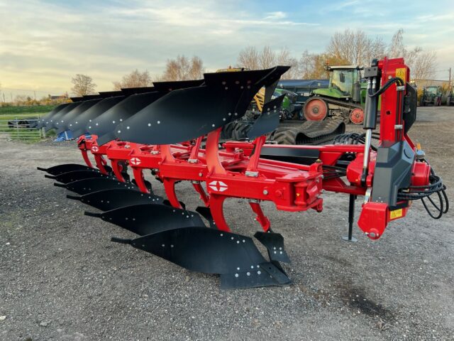 2M040869 GREGOIRE BESSON ROVER 70 PLOUGH