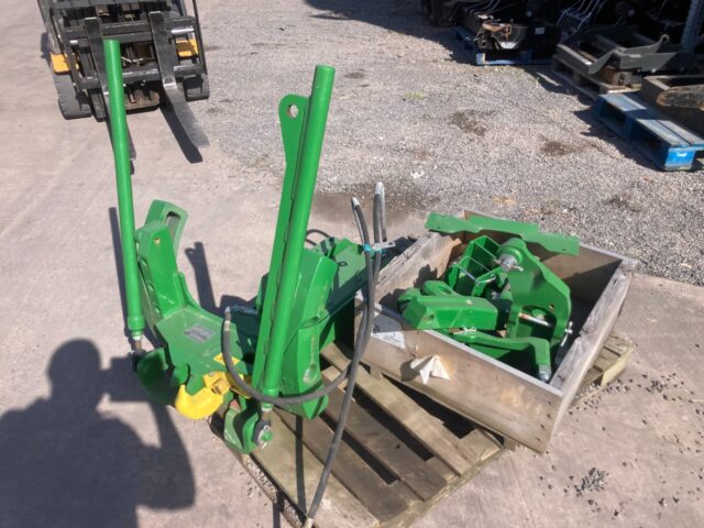 JOHN DEERE 8R PICK UP HITCH