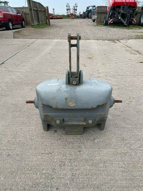 TE02030A MF 875KG FRONT WEIGHT