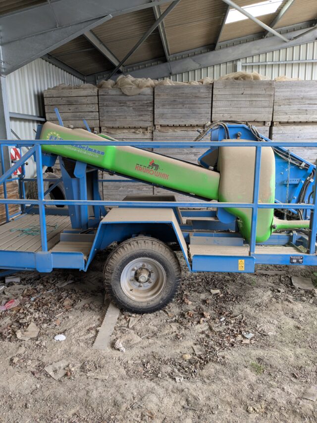 Single row early potato harvester