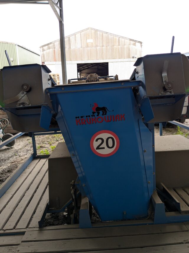 Single row early potato harvester