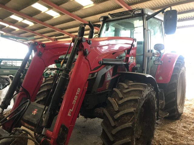 TE002074 MF5S.125 ESD4 TRACTOR & LOADER