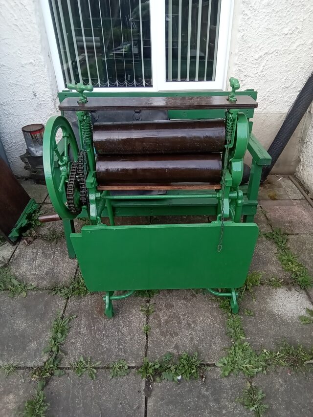 Antique clothes wringer