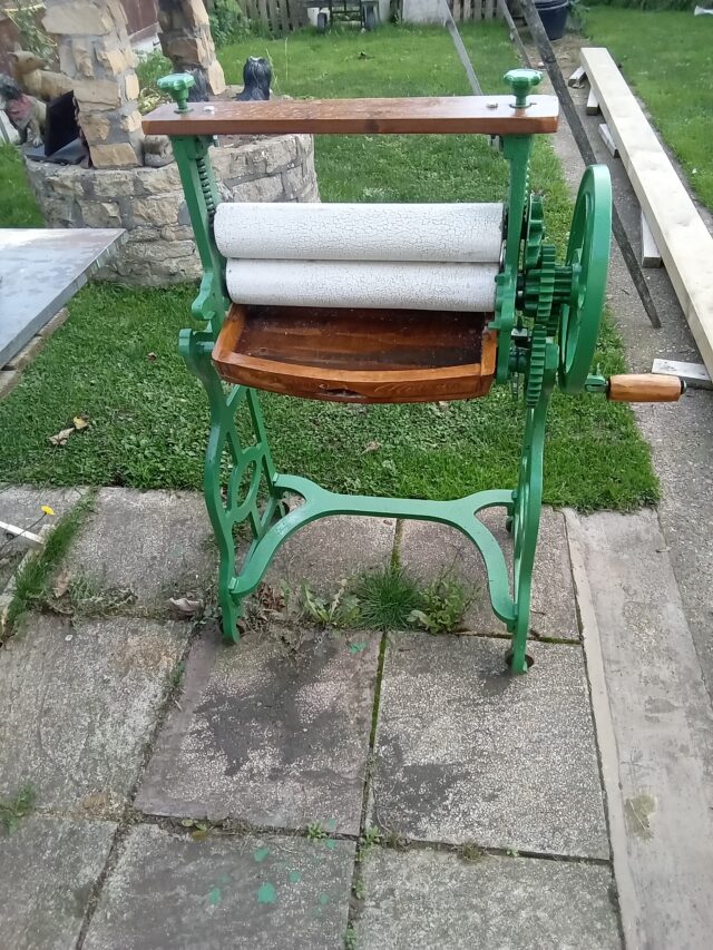 Antique clothes wringer