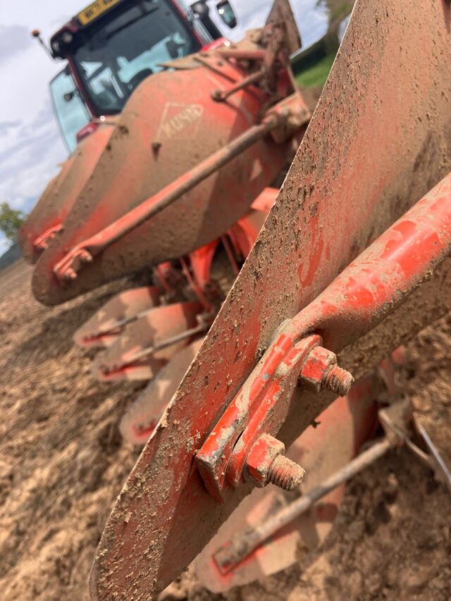 KUHN MULTI MASTER 123 6 FURROW PLOUGH