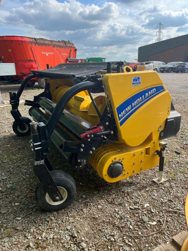 NEW HOLLAND 3 METER GRASS PICK-UP