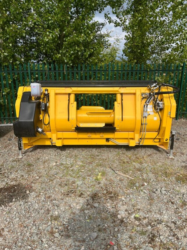 NEW HOLLAND 3 METER GRASS PICK-UP