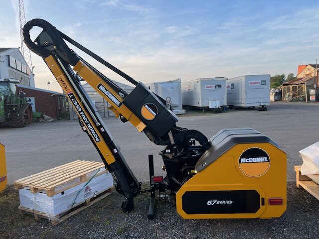 2M040460 MCCONNEL PA6567T HEDGECUTTER