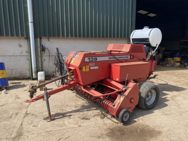 TA004565 2004 MF 139 SMALL SQUARE BALER