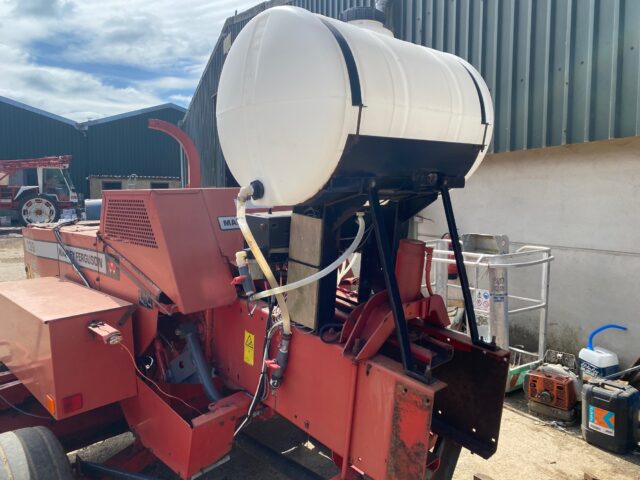 TA004565 2004 MF 139 SMALL SQUARE BALER