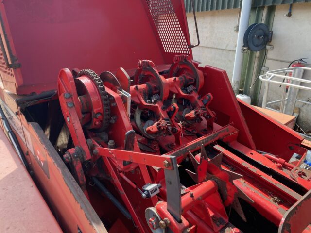 TA004565 2004 MF 139 SMALL SQUARE BALER