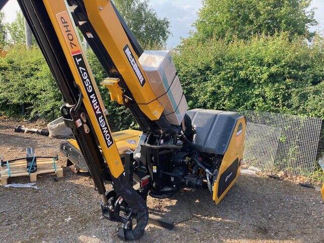 2M040127 MCCONNEL PA6567T HEDGECUTTER