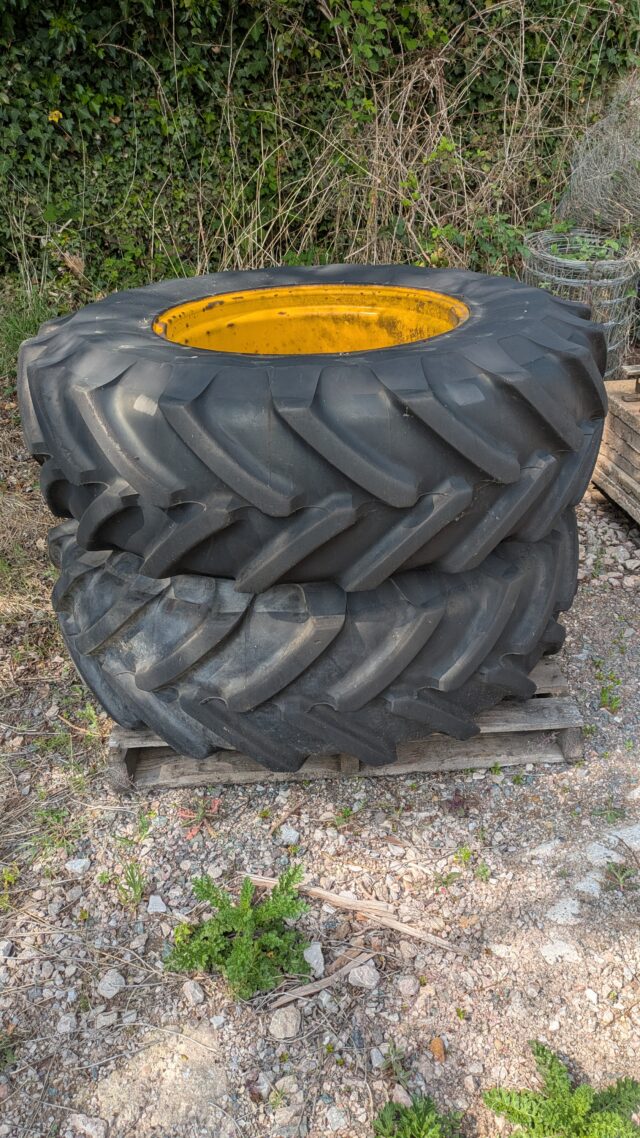 Pair of 16.9 R 28 Michelin M27 tyres